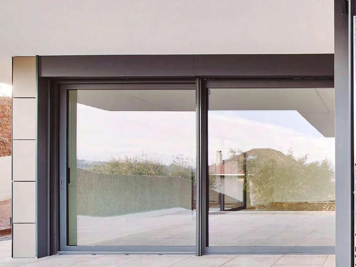 Ventana corredera de aluminio en salida a terraza